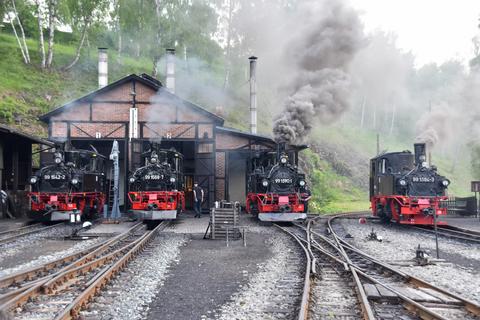 Vier Loks der sächsischen Gattung IV K vor dem Lokschuppen in Jöhstadt.