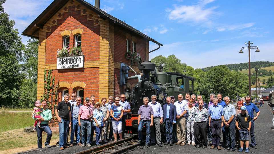 Am Wasserhaus in Steinbach versammelten sich am 6. Juli 2019 die Teilnehmer der Jubiläumsveranstaltung „10 Jahre I K Nr. 54“ zu einem Gruppenfoto. Fast alle fotografierten Personen hatten vor einem Jahrzehnt aktiv oder durch Spenden beim Bau der Lok geholfen.