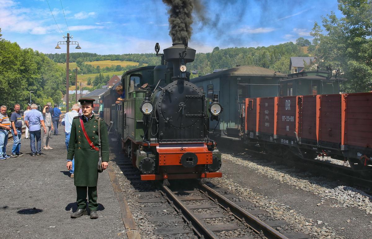 Marko Kretzschmar trug als Zugführer am 6. Juli 2019 die zum Länderbahnzug mit der I K passende Uniform, hier fotografiert in Steinbach.