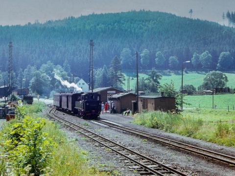 Als die IV K 99 1568-7 am 16. August 1974 mit nur zwei Wagen in Schmalzgrube am Bahnstieg hielt, fehlte das im Jahr 1996 wiederaufgebaute Gleis 3 an der Laderampe schon längst.