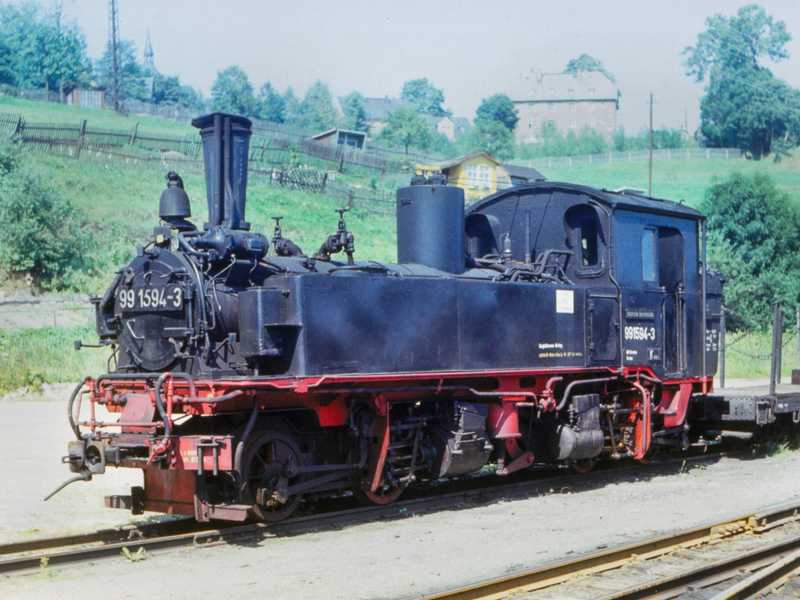 Am 16. August 1974 stand die zuvor auf dem Reststück der WCd-Linie um Schönheide eingesetzte Dampflok 99 1594-3 in Jöhstadt zwischen Güterschuppen und Lokschuppen abgestellt. Für den Einsatz auf der alten Preßnitztalbahn bekam sie später wieder zwei Schneeräumer montiert.