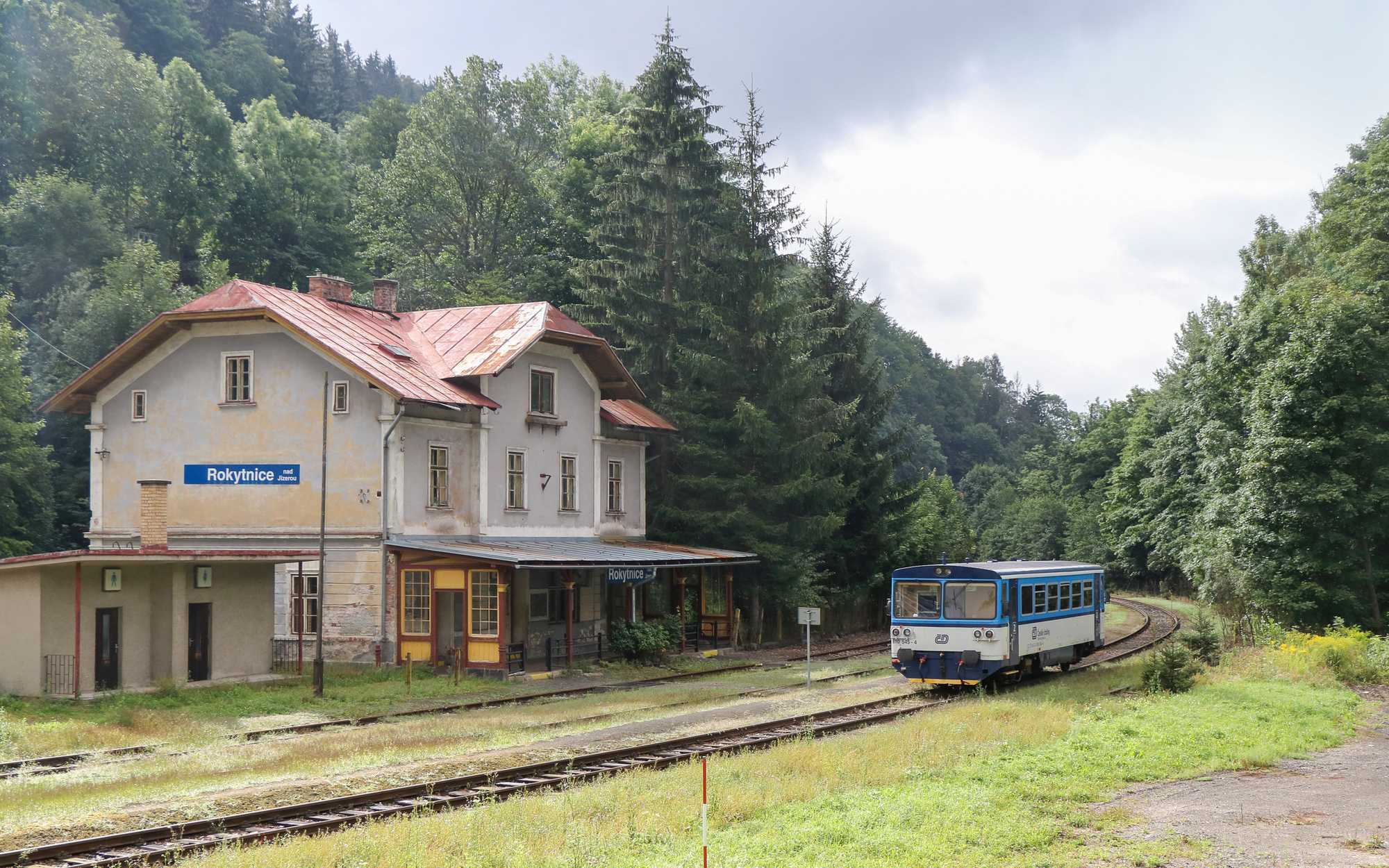 Der Triebwagen 810 545-4 fuhr am 13. August 2017 bis zum Endpunkt nach Rokytnice nad Jizerou. Der Bahnhof verfügt über eines der typischen Empfangsgebäude aus der k & k-Zeit.