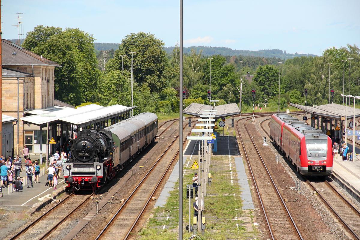 Die Glauchauer Dampflok 35 1097-1 am 9. Juni 2019 mit der VSE-Wagengarnitur als DPE62146 im Bahnhof Neuenmarkt-Wirsberg vor der Fahrt auf die „Schiefe Ebene“.