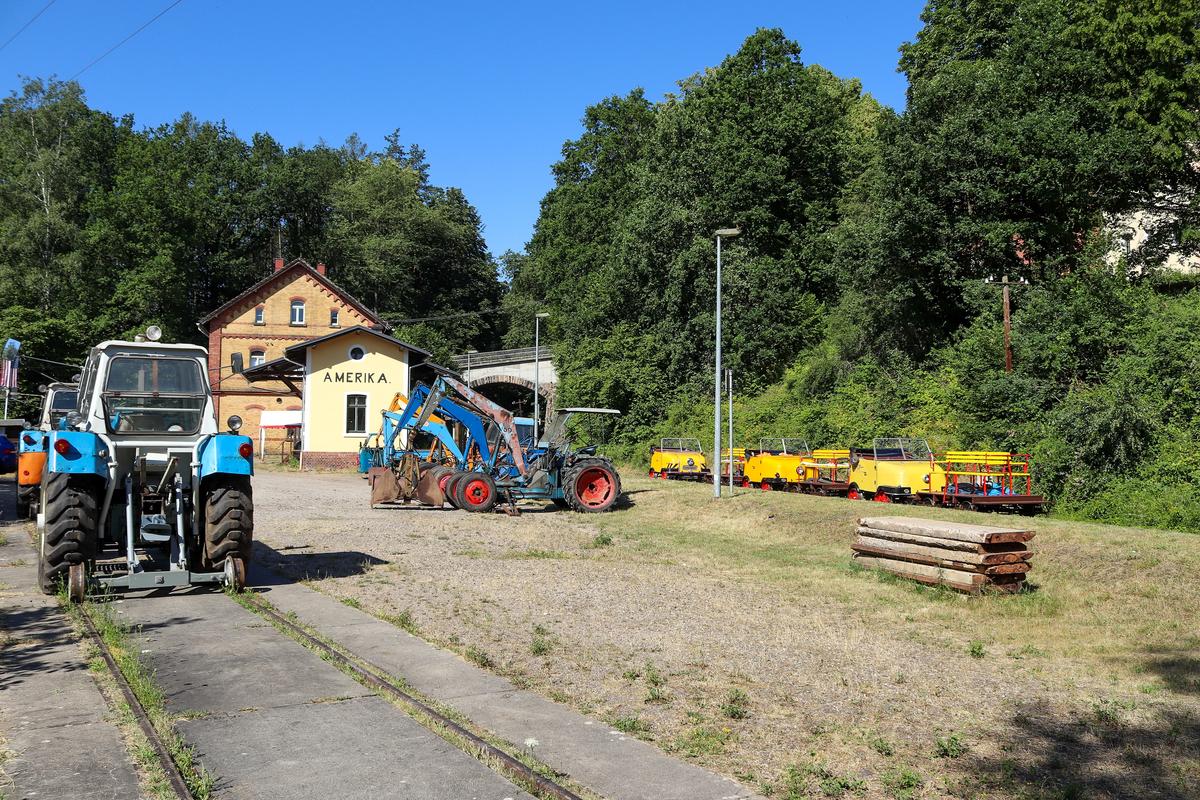Durch die Hitze am letzten Juni-Wochenende 2019 fanden nur wenige Besucher zum Sommerfest des Fördervereins Muldentalbahn nach Amerika, bei dem die Eisenbahnfreunde neben den Schienentrabis auch verschiedene Straßenoldtimer präsentierten.