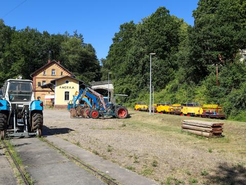 Durch die Hitze am letzten Juni-Wochenende 2019 fanden nur wenige Besucher zum Sommerfest des Fördervereins Muldentalbahn nach Amerika, bei dem die Eisenbahnfreunde neben den Schienentrabis auch verschiedene Straßenoldtimer präsentierten.