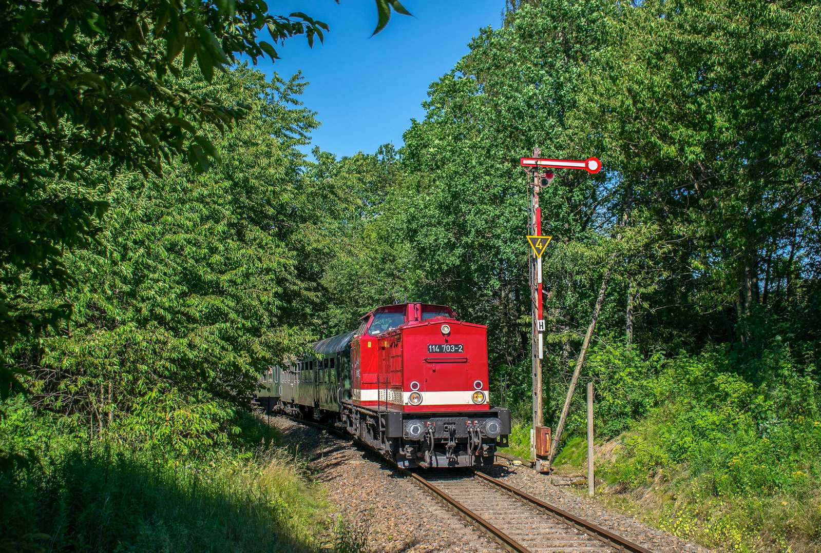 Von Brand-Erbisdorf kommend passierte der 4. Bergstadtexpress am 30. Juni 2019 das Einfahrsignal in Berthelsdorf (Erzgeb).