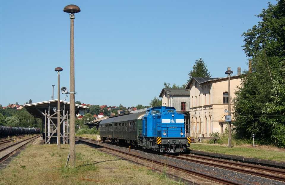 Die Diesellok 204 005-3 der PRESS führte am 30. Juni 2019 den aus zwei Mitteleinstiegwagen gebildeten Sonderzug zwischen Nossen und Freiberg, hier vor der Abfahrt in Nossen.