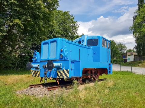 Die Denkmallok vom Typ V10B (LKM 252515/1969), die seit 28. Oktober 2008 in Chemnitz an der Frankenberger Straße auf das Sächsische Eisenbahnmuseum hinweist, bekam in den vergangenen Monaten einen neuen blauen Anstrich.