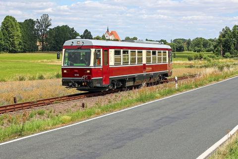 Effizient dank Einmannbedienung ist die Dieseltraktion – der VT 137 515 war am 3. Juli 2019 auf der Döllnitzbahn in Altmügeln unterwegs. Ab Schuljahresbeginn fährt er teils wieder mit dem Beiwagen 187 801.