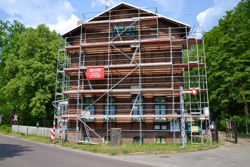 Der südliche Giebel des Empfangsgebäudes in Magdeburgerforth wird derzeit saniert.