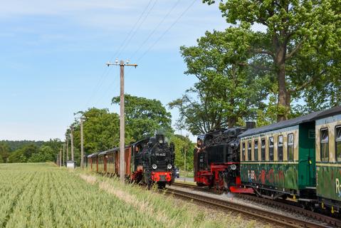 Anlässlich des diesjährigen Bahnhofsfestes in Putbus war am 16. Juni 2019 die 99 4632 mit den RüKB-Wagen unterwegs. Hinter Posewald kreuzte sie mit dem von der 99 1782-4 geführten Gegenzug.
