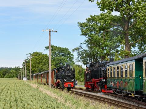 Anlässlich des diesjährigen Bahnhofsfestes in Putbus war am 16. Juni 2019 die 99 4632 mit den RüKB-Wagen unterwegs. Hinter Posewald kreuzte sie mit dem von der 99 1782-4 geführten Gegenzug.