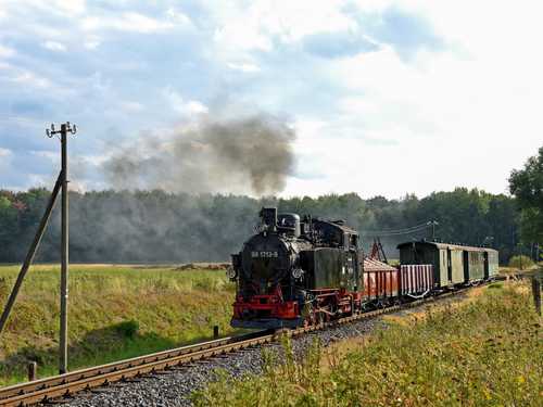 Die in Radebeul beheimatete sächsische Nachbau-VI K 99 1713-9 ist öfter im Planeinsatz zu erleben. Am 13. September 2019 beförderte sie aber einen Foto-Gmp, den Rainer Steger kurz vor Moritzburg aufnahm.