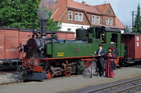 Vom 2. bis 4. August 2019 fand im Zittauer Gebirge die 13. HISTORIK MOBIL statt – mit dabei waren die sächsische IV K Nr. 145 und Andreas Höfig, der die Lok im Bahnhof Bertsdorf fotografierte.