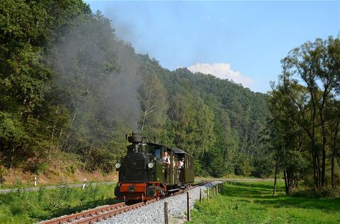 Die Schwarzbachbahn nahm am 31. August 2019 den Großteil der in den vergangenen Monaten entstandenen Verlängerung der in Lohsdorf beginnenden Strecke in Richtung Ehrenberg in Betrieb. Holger Drosdeck lichtete den von der I K Nr. 54 geführten Zug auf der Geraden ab, auf der im Februar noch Bäume standen.