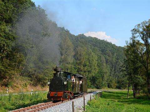 Die Schwarzbachbahn nahm am 31. August 2019 den Großteil der in den vergangenen Monaten entstandenen Verlängerung der in Lohsdorf beginnenden Strecke in Richtung Ehrenberg in Betrieb. Holger Drosdeck lichtete den von der I K Nr. 54 geführten Zug auf der Geraden ab, auf der im Februar noch Bäume standen.