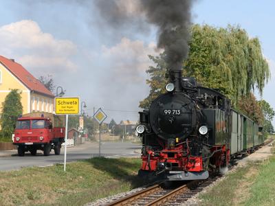 Einen besonderen Gasteinsatz hatte 99 713 am Wochenende 24./25. August 2019: Erstmals fuhr eine Lok der sächsischen Gattung VI K zwischen Oschatz und Glossen – Rainer Heinrich fotografierte sie in Schweta.