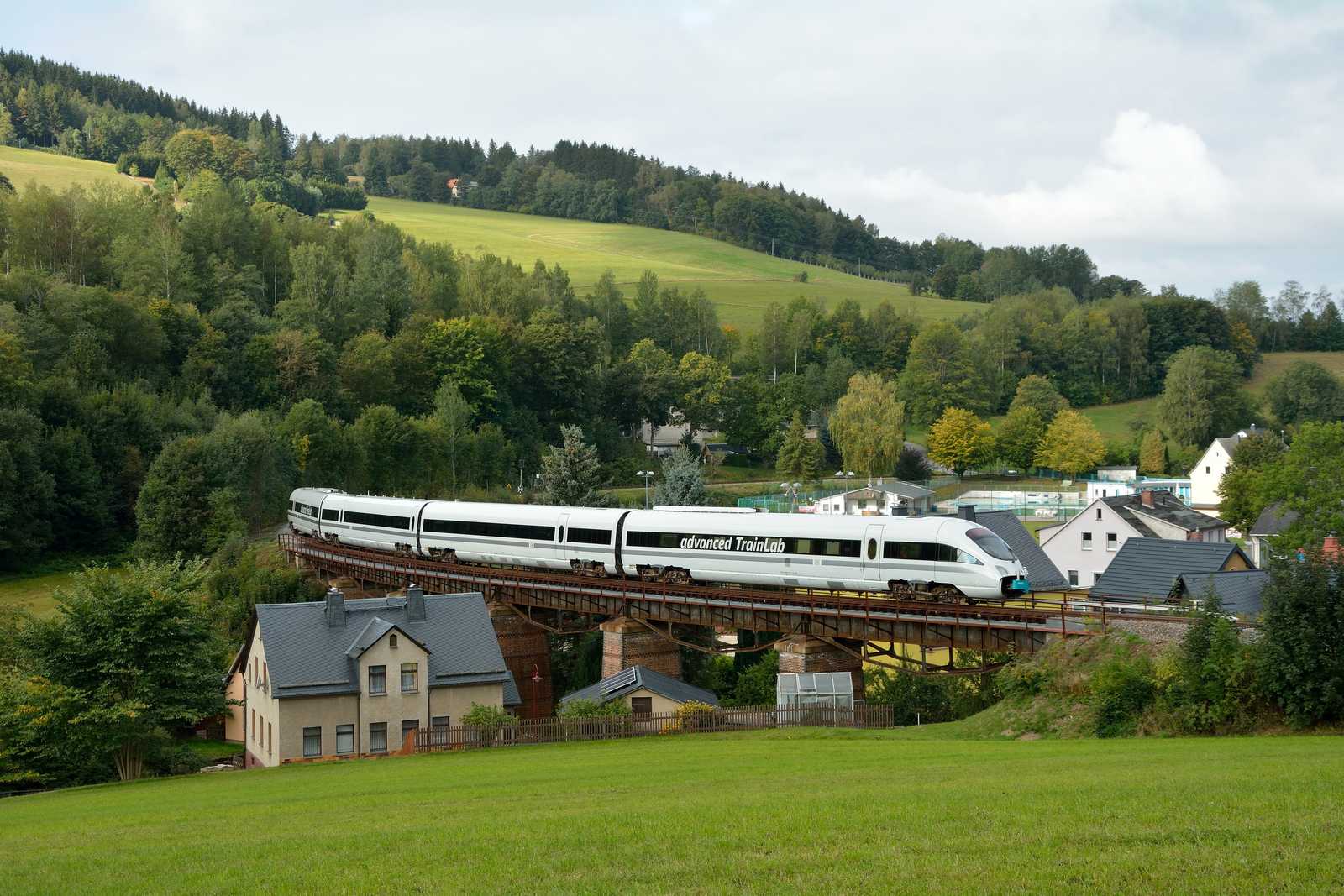 Der umgebaute Diesel-ICE 605 017-2 fuhr auch am 19. September über die BSg-Linie, hier in Markersbach.