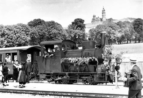 Am 13. Juli 1962 zog die geschmückte Lok 12 einen Sonderzug, hier in Neresheim.