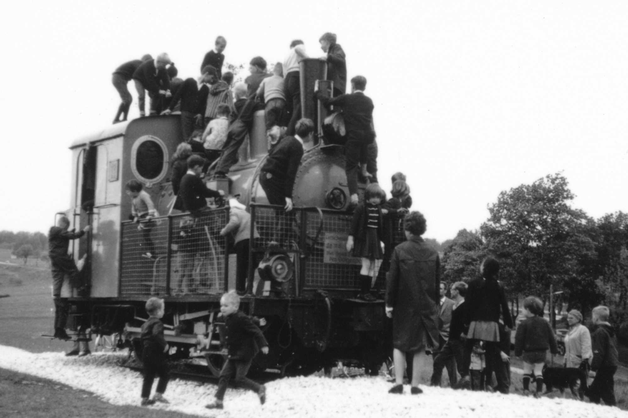 Ein ganz anderer „Schmuck“ zierte die Lok 12 am 20. Mai 1966. An diesem Tag wurde sie als Klettergerät auf dem Heidenheimer Galgenberg aufgestellt und sogleich von den Kindern Heidenheims begeistert angenommen.