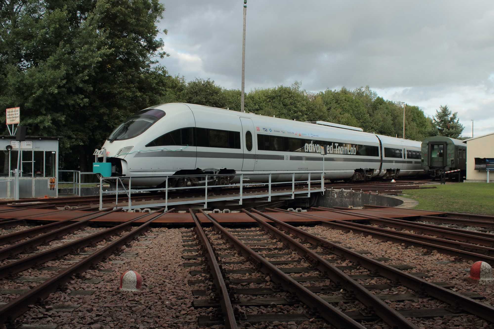 Zum Drehen ist ein Diesel-ICE natürlich viel zu lang – aber eine Fahrt über die Drehscheibe des Eisenbahnmuseums Schwarzenberg ist zulässig. Die Besatzung des 605 017-2 ließ sich eine solche Fahrt am 18. September 2019 nicht entgehen.