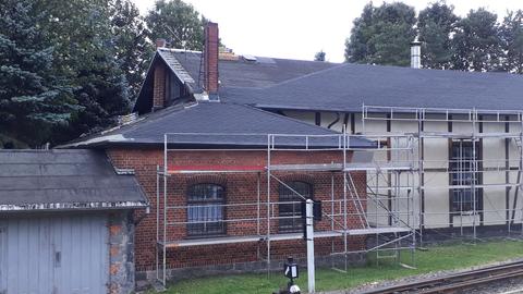 Bei der Museumsbahn Schönheide fanden im August und September verschiedene Arbeiten am Lokschuppen statt. Dabei erhielt er u. a. einen neuen Dachbelag und die Fachwerkkonstruktion einen neuen Schutzanstrich.