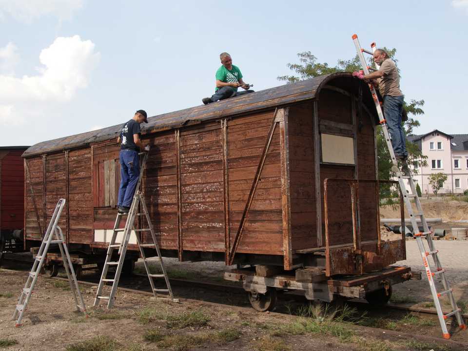 Der in Radebeul Ost abgestellte Kasten des Meterspurwagens 99-41-01 erhielt im September/Oktober einen neuen Dachbelag.