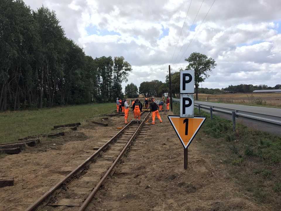 Im September 2019 erneuerten Auszubildende der Gleisbauschule der DB AG aus Königsborn einen Abschnitt des Streckengleises zwischen Mesendorf und Klenzenhof.