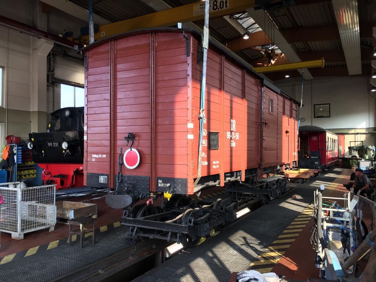 Der GGw 98-01-56 befindet sich in der Molli-Werkstatt Bad Doberan zur HU. Am 30. August wurde er von den Drehgestellen gehoben.