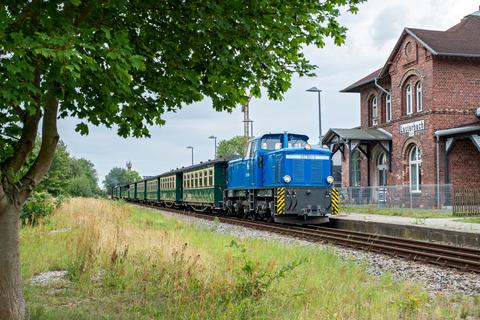 Die Diesellok 251 901-5 kam in den vergangenen Monaten wieder zuverlässig zwischen Putbus und Lauterbach Mole zum Einsatz, hier am 17. August 2019 mit dem P 109 im Bahnhof Lauterbach.