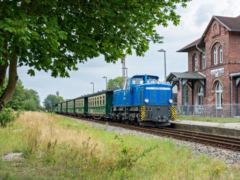 Die Diesellok 251 901-5 kam in den vergangenen Monaten wieder zuverlässig zwischen Putbus und Lauterbach Mole zum Einsatz, hier am 17. August 2019 mit dem P 109 im Bahnhof Lauterbach.