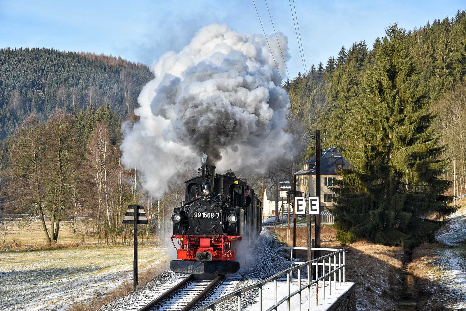 Auf der Preßnitztalbahn waren am 29. Dezember 2019 die beiden IV K 99 1594-3 und 99 1568-7 im Einsatz, letztere hier bei der Einfahrt in den Bahnhof Schmalzgrube.