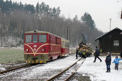 Seit 2008 gibt es im Regelverkehr keine Kreuzungen mehr. Ausnahmen gibt es an den Betriebstagen des Dampfzuges oder aber beim Einsatz des Gleisbaufahrzeuges MUV, hier im Winter 2013 in Bohušov (Füllstein).