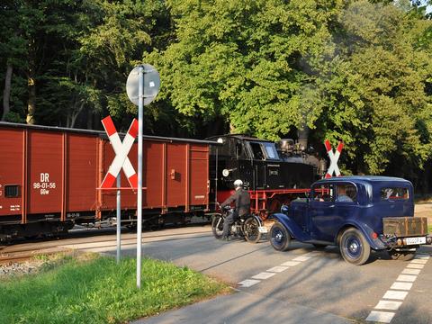 99 331 begegnete im Rahmen der Fotoveranstaltung „Frachtverkehr auf dem Lande“ mit ihrem Gmp-Sonderzug am 26. Juli am Bahnhof Rennbahn diesen zwei- und vierrädrigen Straßenoldtimern.