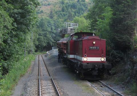Fahrgästen der HSB-Reisezüge zwischen Eisfelder Talmühle und Stiege boten sich von der Plattform des letzten Wagens im Juli mehrfach solche Blicke auf die Anschlussgleise am Steinbruch Unterberg mit einer eingeschlossenen Sperrfahrt.