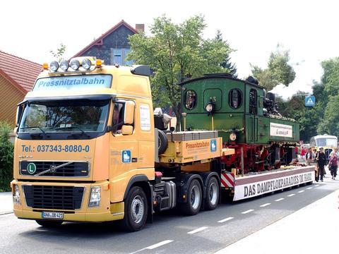 Anlässlich des Sachsen-Anhalt-Tages in Wernigerode fuhr die Dampflok 99 5903 in ihrer NWE-Lackierung auf dem Tieflader der PRESS im Festumzug durch die Innenstadt.