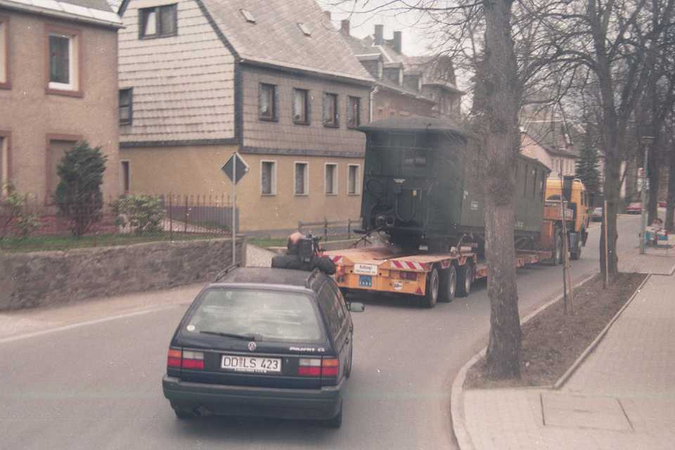 So etwas nennt man „Hardcore-Zugverfolgung“! Kameramann Thomas Schlechte filmt am 2. Mai 1994 aus dem Dachfenster eines VW Passat die komplette Überführung des Wagens 970-559 von Cranzahl nach Jöhstadt.