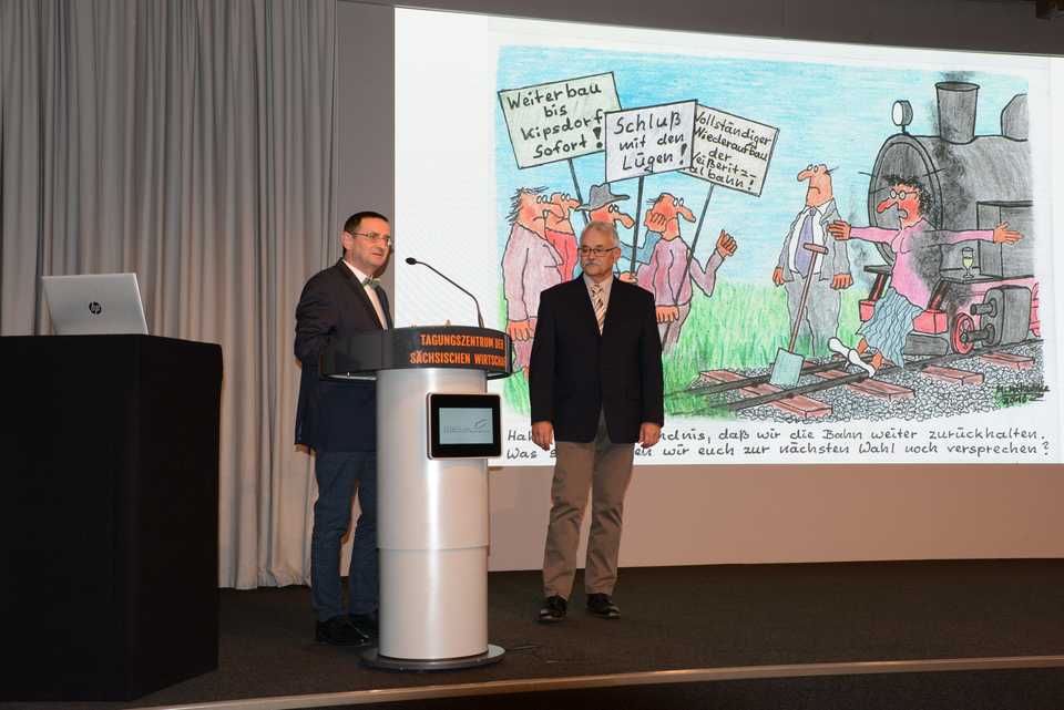 Der Vorsitzende der IG Weißeritztalbahn e. V., Ralf Kempe – im Bild rechts, nahm am 15. November 2019 in Radebeul den Claus-Köpcke-Sonderpreis für sein Lebenswerk zum Erhalt der Weißeritztalbahn entgegen.