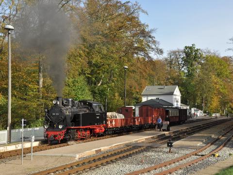 Als die 99 331 am 19. Oktober 2019 mit einem Fotozug verkehrte, ergaben sich völlig neue Perspektiven, denn die Lok fuhr mit der Rauchkammer voran nach Kühlungsborn, hier in Heiligendamm.