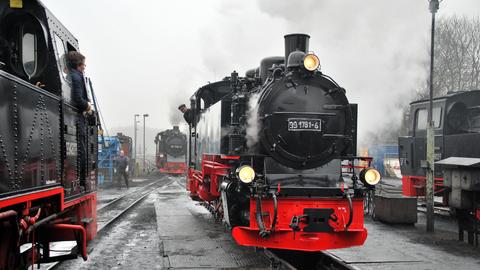 Nach ihrer Lastprobefahrt kehrt 99 1781-6 an den Lokschuppen in Putbus zurück, umringt von 99 4801-9, 991784-0 und 99 4802-7.