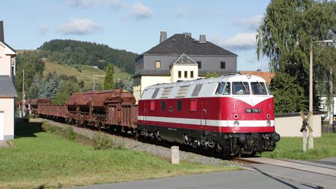 Im Rahmen einer VSE-Fotogüterzugveranstaltung passierte die Glauchauer 118 770-7 am 28. August 2011
auf der Fahrt von Schwarzenberg nach Annaberg-Buchholz die Ortschaft Grünstädtel.