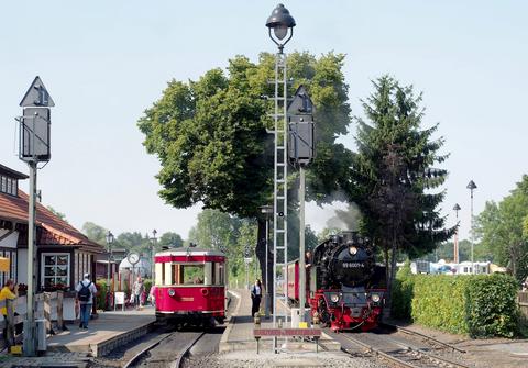 Am 19. Juli 2014, dem in diesem Jahr in Wernigerode gefeierten Sachsen-Anhalt-Tag, begegneten sich der GHE-Triebwagen T1 und 99 6001 am Bahnhof Wernigerode Westerntor.
