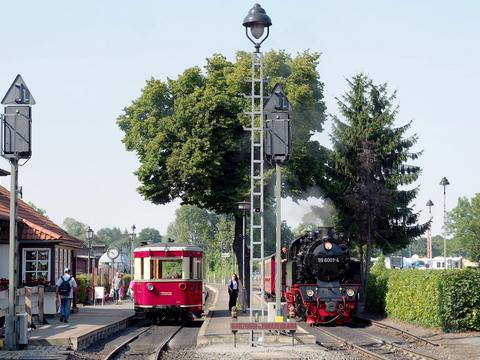 Am 19. Juli 2014, dem in diesem Jahr in Wernigerode gefeierten Sachsen-Anhalt-Tag, begegneten sich der GHE-Triebwagen T1 und 99 6001 am Bahnhof Wernigerode Westerntor.