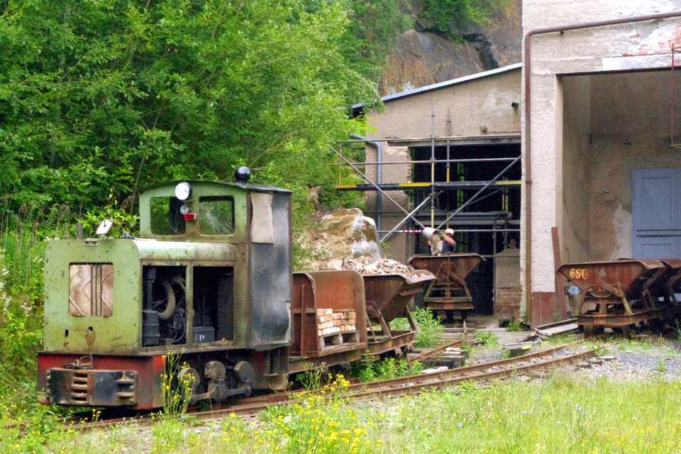 Mit einer der beiden in diesem Jahr aus Grumbach übernommenen Ns2h wird Bauschutt aus dem zukünftigen Lokschuppen im Heizhaus des ehemaligen Mineralölwerkes abgefahren.