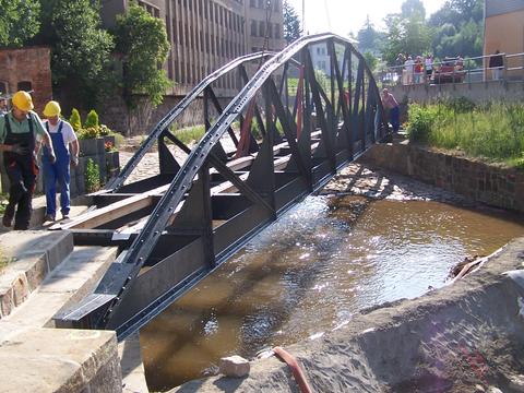 Am 13. Juni setzte ein Kran die sanierte Sonnenbrücke in Kirchberg auf ihren Widerlagern ab.