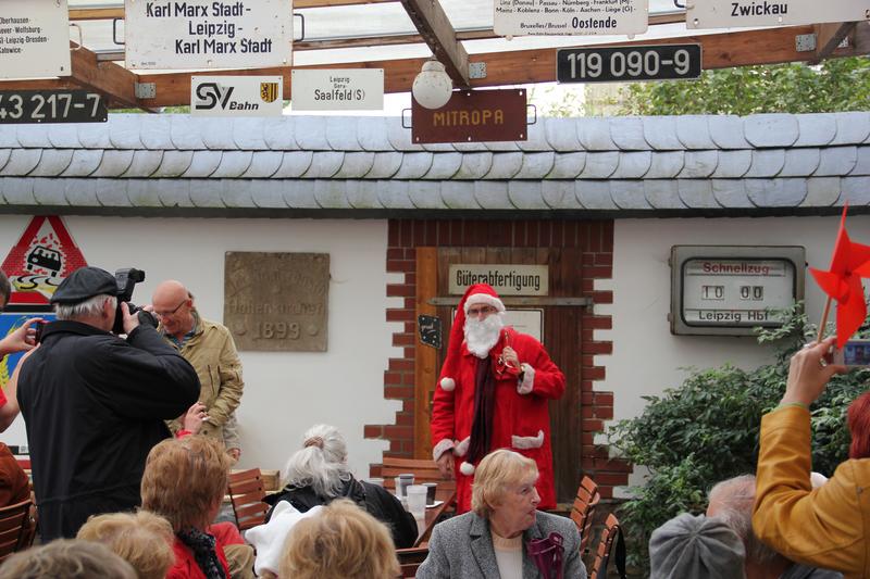 Der Weihnachtsmarkt in Lunzenau wird traditionell im September mit einem weihnachtlichen Lied eröffnet. Der Gastgeber wird dabei von seinen Gästen unterstützt. Später überreicht der Weihnachtsmann Geschenke.