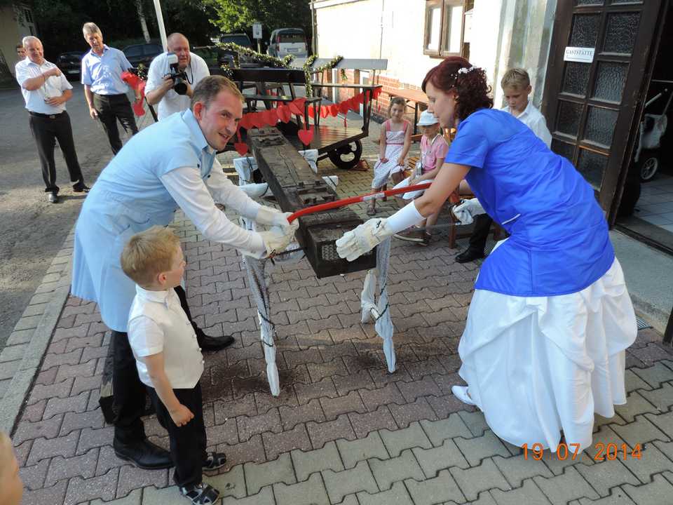 Das Schwellensägen gehörte am 19. Juli zu den Aufgaben des Hochzeitpaars Rolf Reich & Stefanie Poltrock in Rötha. Der Finanzvorstand des VSE meisterte diese Aufgaben mit seiner Braut bestens.