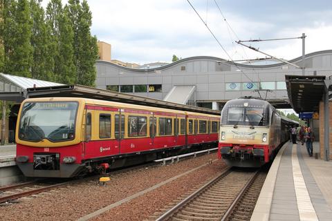 Am Abend des 28. Juni 2014 erwartet der VSE-Museumszug in Potsdam Hbf seine Fahrgäste zur Rückfahrt ins Erzgebirge. Zuglok ist 183 001 der Vogtlandbahn.