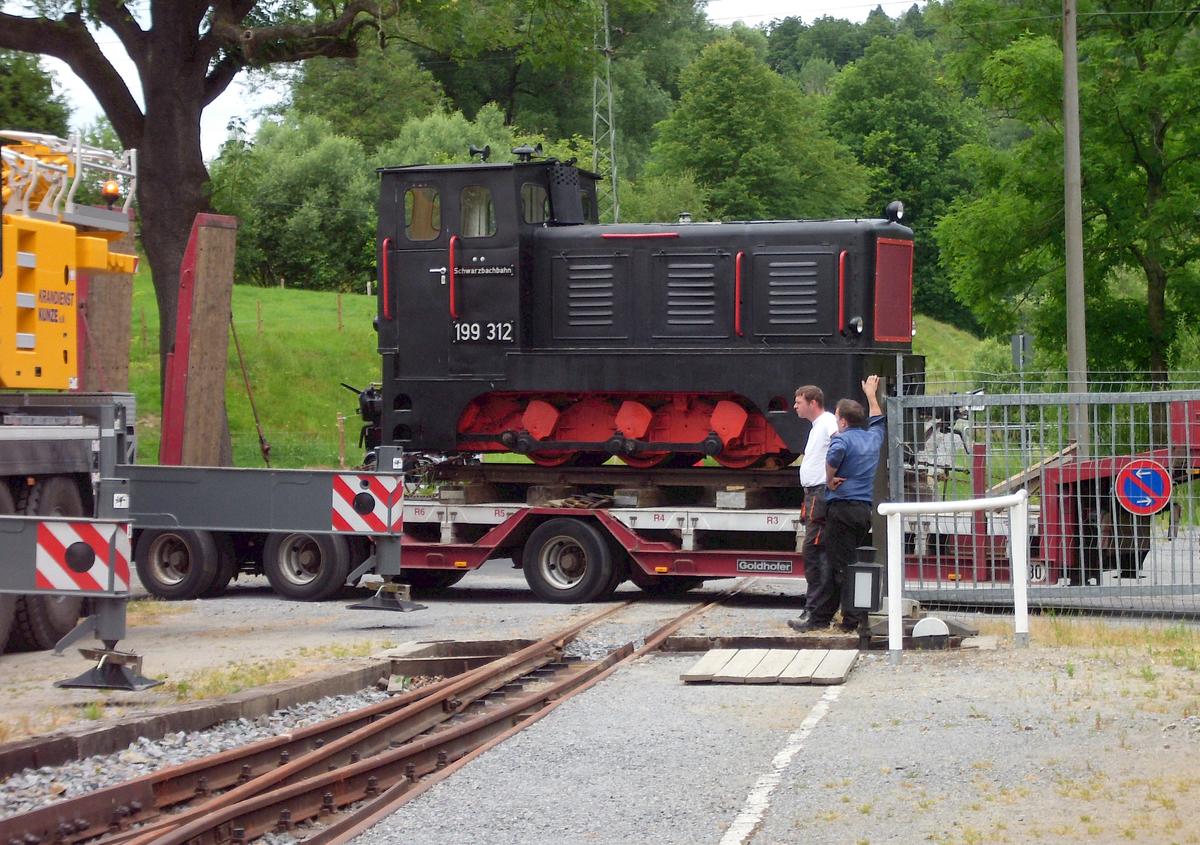 Am 18. Juni kehrte die Diesellok vom Typ V10C des Schwarzbachbahnvereins von Bertsdorf nach Lohsdorf zurück. Im Rahmen des „kleinen Bahnhofsfestes“ fährt sie am 23./24. August mit einem Sitzwagen über den Bahnhof Lohsdorf.