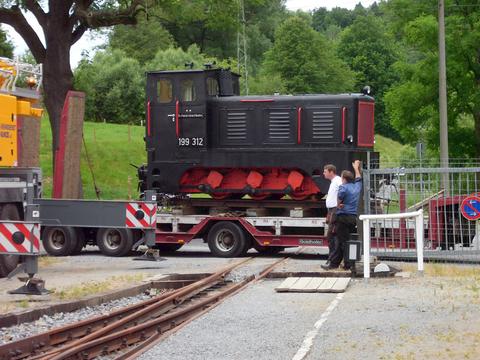 Am 18. Juni kehrte die Diesellok vom Typ V10C des Schwarzbachbahnvereins von Bertsdorf nach Lohsdorf zurück. Im Rahmen des „kleinen Bahnhofsfestes“ fährt sie am 23./24. August mit einem Sitzwagen über den Bahnhof Lohsdorf.